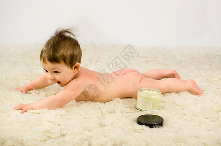 趴在地毯上玩耍的可爱婴儿背景图片