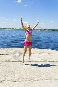 海滩上玩耍的小女孩背景图片