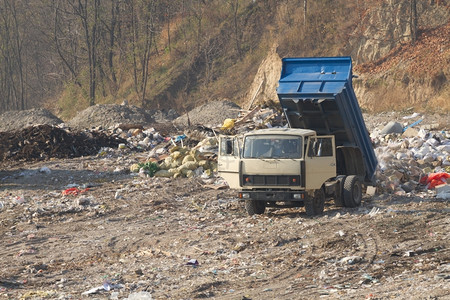 污垢垃圾处理机在市政垃圾堆卸浪费场图片