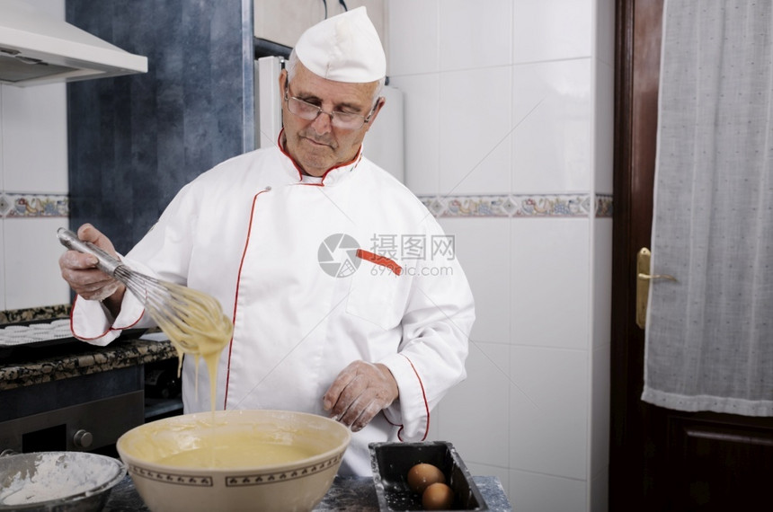 在家中厨房用手搅拌机做糕点厨师手工制作的炊具混合图片