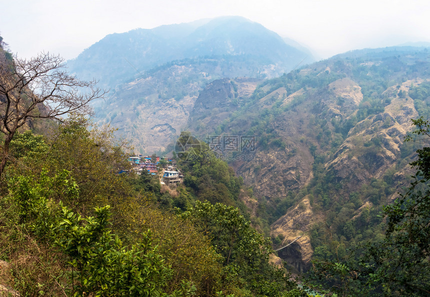 徒步旅行自然树尼泊尔喜马拉雅山美丽的地景观图片