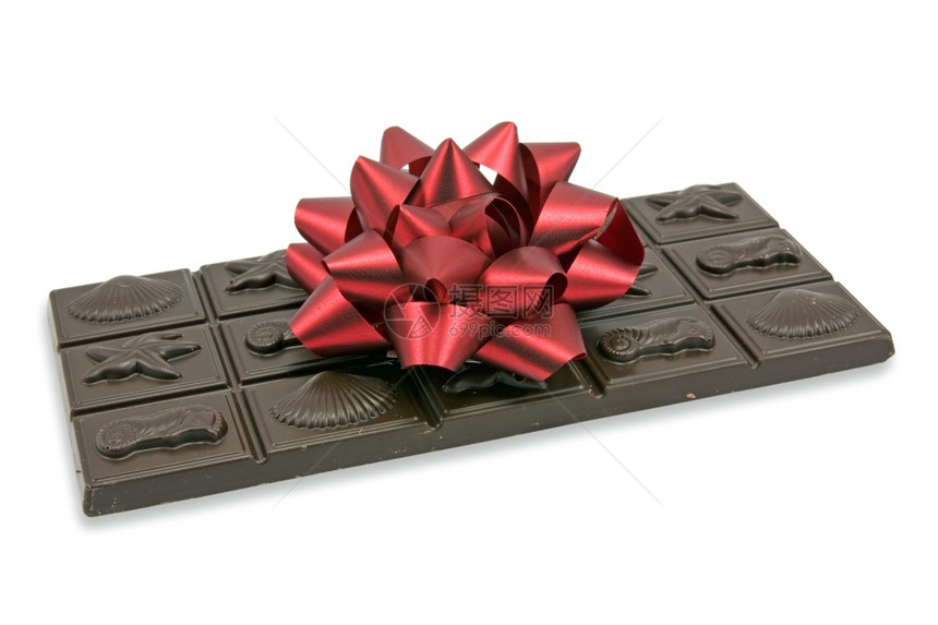 包裹丝带红色的弓和黑深巧克力在白色上被孤立展示图片