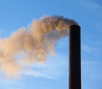 无烟煤凉爽的囱XAA大型黑烟堆将雾送入清蓝的天空A背景图片