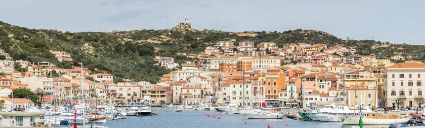 石从意大利撒丁岛LaMaddalena岛的水中看到村您乘坐渡轮从意大利撒丁岛的Palua到达这个岛意大利撒丁的村港口图片