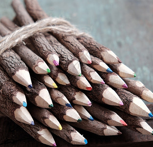 问候不同的多彩色铅笔组木制的细蜡笔背景许多彩圆形的使背景令人惊叹图片