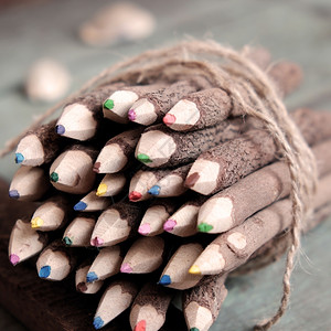彩色铅笔组木制的细蜡笔背景许多彩圆形的使背景令人惊叹问候多彩的学校图片