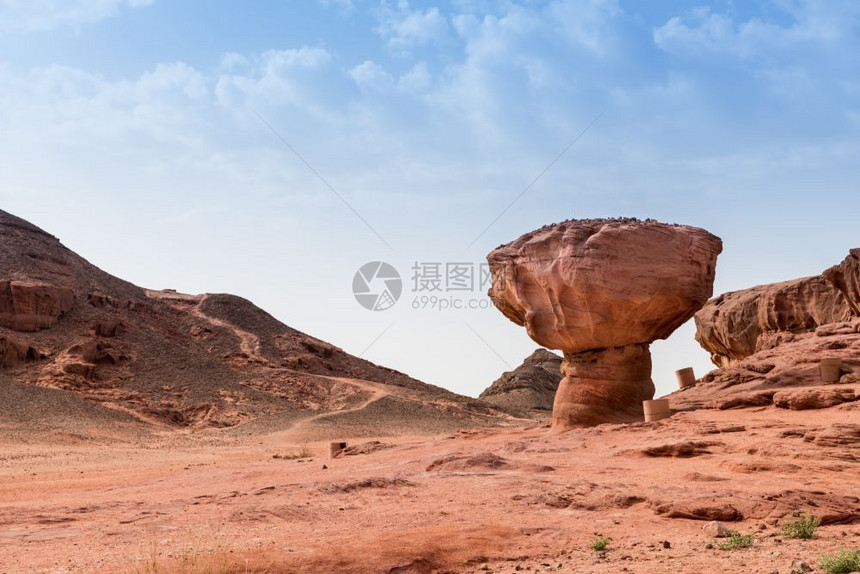 沙漠里的岩石图片