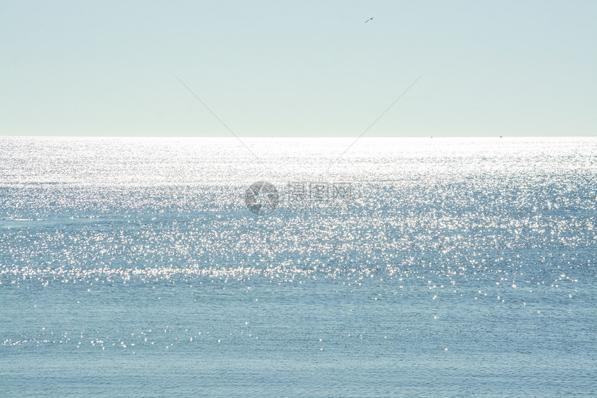 海洋在西班牙马洛卡沙萨的太阳闪耀着广阔的海景与地平线和蓝天空西班牙马洛卡沙萨的太阳闪耀着巨大的海景与地平线户外自然图片