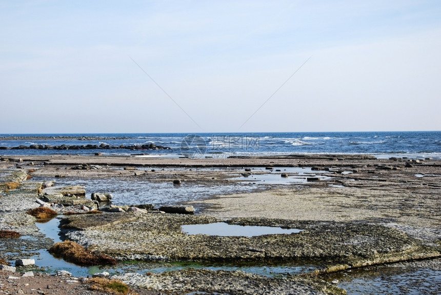 库尔曼风景波罗的海在瑞典群岛奥兰的平坦和岩石海岸线沿蓝色的图片