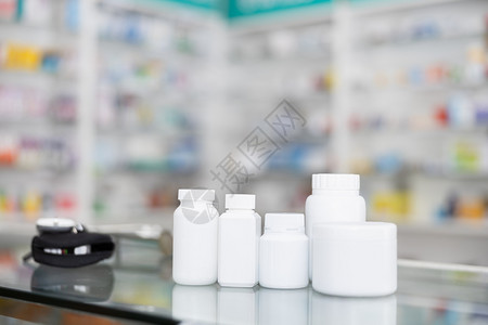 药店背景的柜服和货架药品上的白酒瓶色健康实际图片