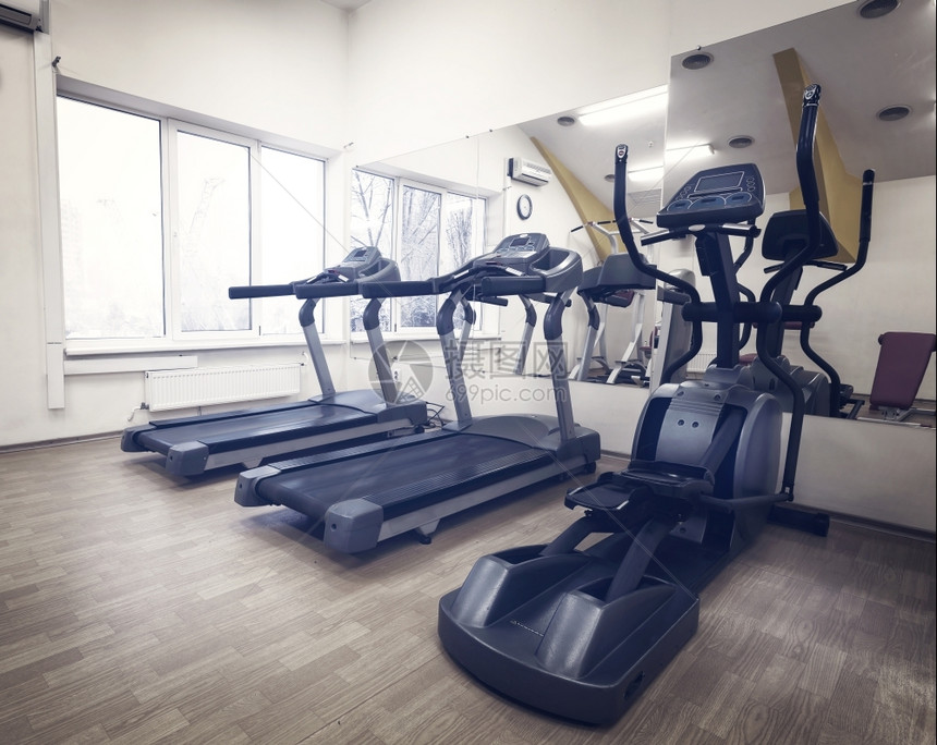 闲暇健身房的心操室对着窗户在健身房的心操室对着窗有氧运动闪亮的图片
