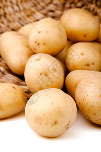 篮子新鲜土豆白色背景的新鲜土豆生营养农场图片