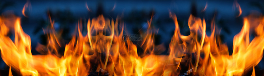 黑色的蓝背景上亮橙火焰拼贴画的蓝色背景上的亮橙火焰危险活力图片