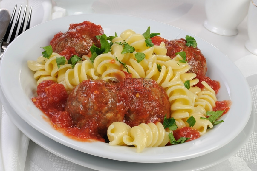 小吃番茄酱和草药里加肉丸子的意大利面粉晚餐碳水化合物图片