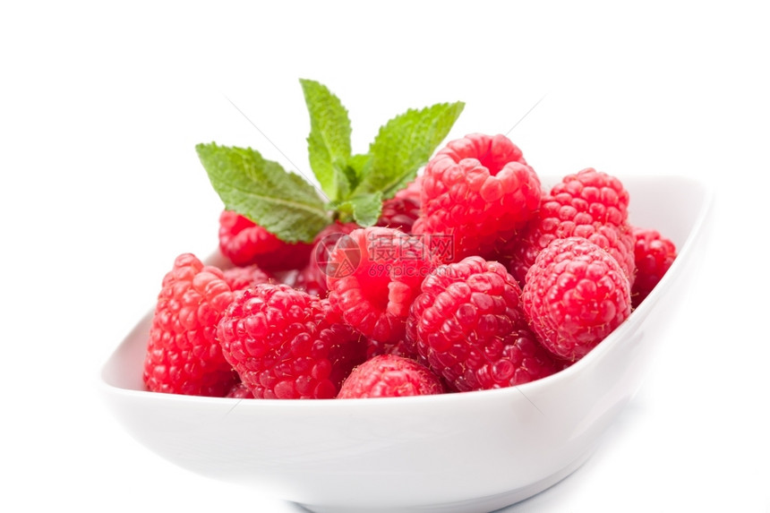 白底薄荷的碗里鲜红莓照片在白色背景上用薄荷做收成红色的图片