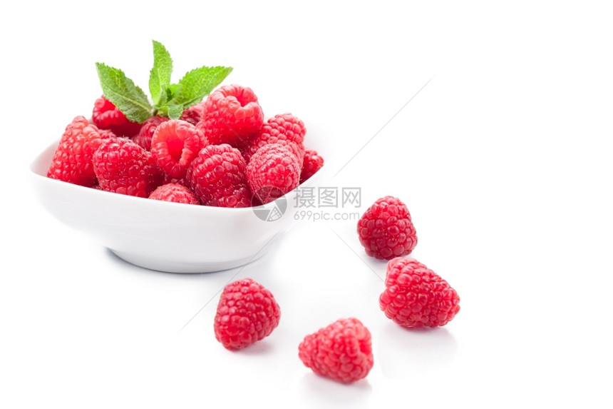 白底薄荷的碗里鲜红莓照片在白色背景上用薄荷做香味水果白色的图片