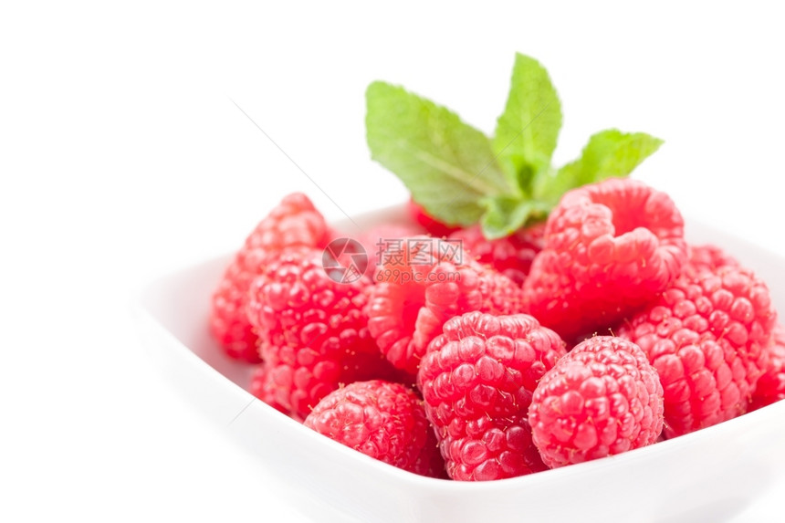 白底薄荷的碗里鲜红莓照片在白色背景上用薄荷做复制水果多汁的图片