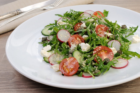 橄榄蔬菜沙拉配有青feta土精敷料和芝麻种子厨房番茄图片