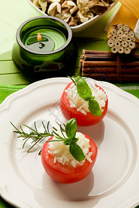 塞满开胃菜食物照片美味的西红柿加大米和烤肉图片