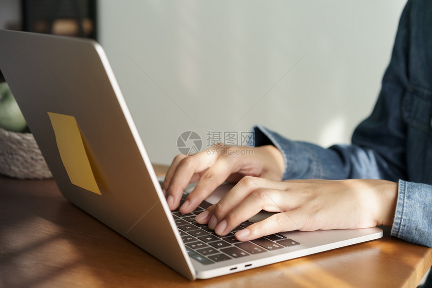 一种书使用笔记本电脑的亚洲妇女商业在办公室用笔记本工作成人图片