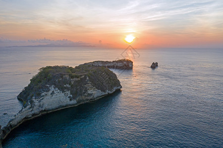 假期风景自然印度尼西亚巴厘岛日出时从努沙佩尼达的钻石海滩出发图片