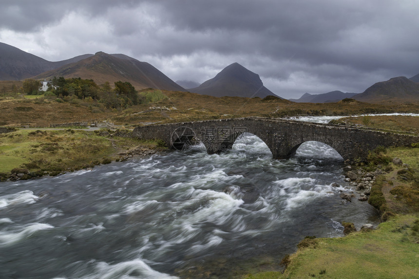 风景河苏格兰人西北部内希布里底斯兰丘林山的凯岛Sligachan老桥图片