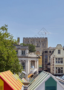 外部的英国诺福克里奇市曼城堡和色彩缤纷的市场摊位景观游客旅行图片