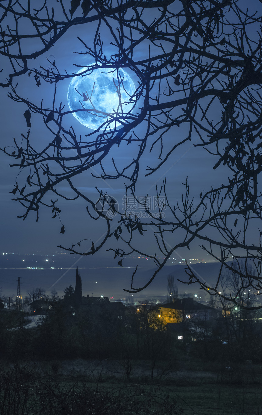 房屋夜空云天和月亮在城市的光下大气层自然图片