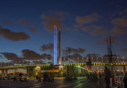 墨尔本码头的博特桥夜间照亮澳大利亚城市景观海洋图片