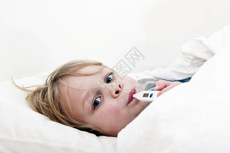 枕头高度流感温度计嘴我年轻的孩子躺在床上与热米醚测量他发烧的高度并看着相机背景
