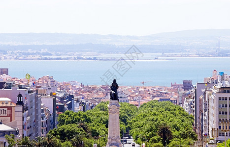 自然全景草地爱德华多七世神像和葡萄牙里斯本概览图片