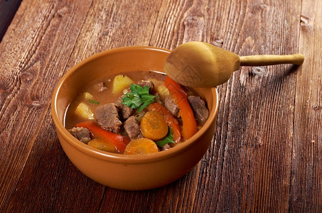 爱尔兰种菜农场式炖肉鲜羊土豆和蔬菜钢包新鲜的汤图片