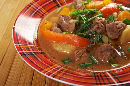 传统的食物汤爱尔兰种菜农场式炖肉鲜羊土豆和蔬菜图片