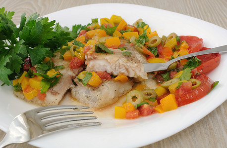 蔬菜胡椒烹饪鱼的蒸菜片以下图片