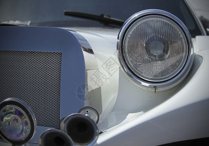 汽车前头灯的近照片正面经典的引擎图片