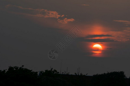 抽象的夏日夜在晴天空中傍晚黄昏戏剧图片