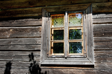 预览内置木制农场房屋墙上的旧窗户古董图片