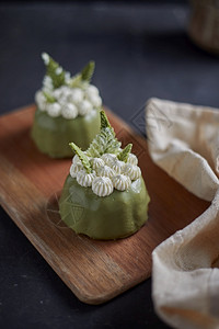 奶油配料由绿茶制成的蛋糕由绿茶制成的蛋糕盘子高清图片