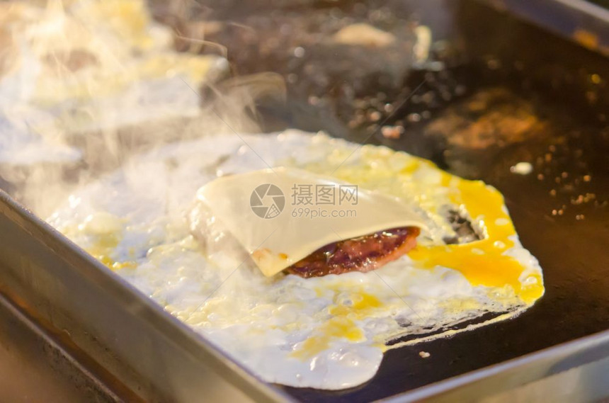 油炸猪肉和鸡蛋加奶酪煎锅食谱油图片