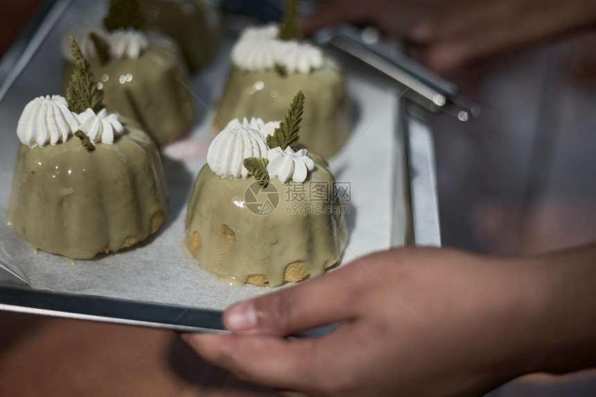 绿色草本植物自制美味的食蛋糕由绿茶制成美味的餐蛋糕图片