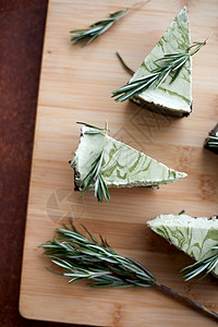 奶油美味的食蛋糕由绿茶制成美味的餐蛋糕白色甜图片
