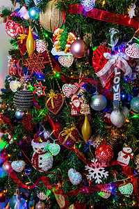 圣诞树上的彩灯和装饰品背景图片