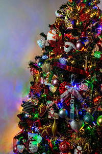圣诞树上的装饰品和彩灯图片