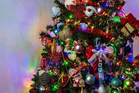 圣诞树上的灯光和装饰品背景图片