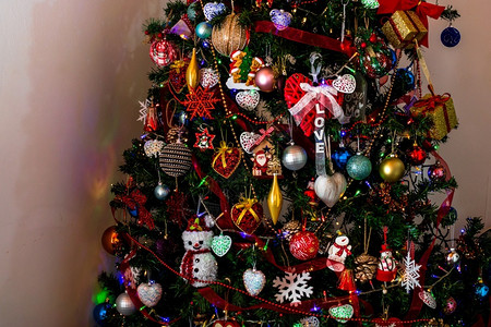 美丽的圣诞树有灯光和装饰品图片