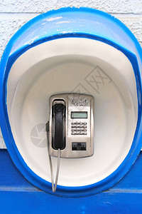 拨号接收者公用电话户外墙壁上蓝色隔间付费电话图片