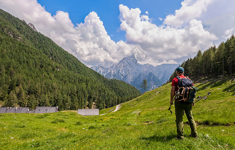 天空人们旅行希克走上足迹欣赏意大利阿尔卑斯山全景图片