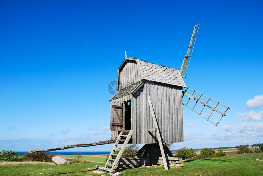 地标磨在瑞典岛上的老木制风车草图片
