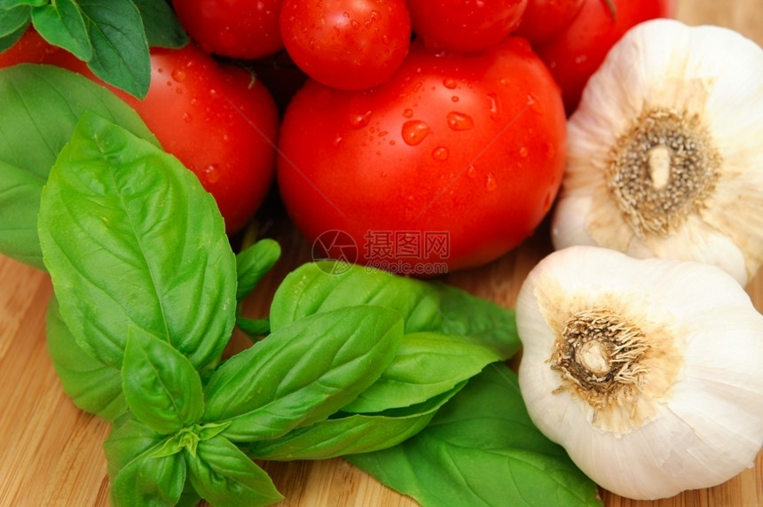 草药配料新鲜和蔬菜以做意大利面酱包括西红柿巴勒牛干大蒜巴西兰和番茄制作图片