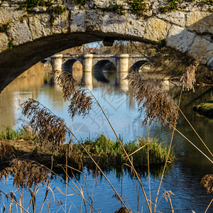 纪念碑西班牙帕伦亚卡斯蒂利和莱昂卡里翁河上的中世纪石桥春天结图片